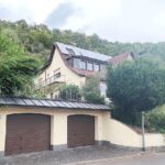 Hausansicht mit Garage