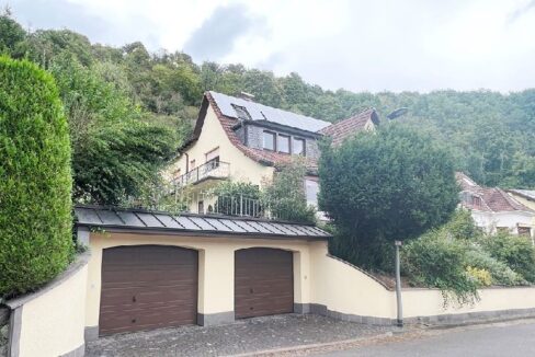 Hausansicht mit Garage