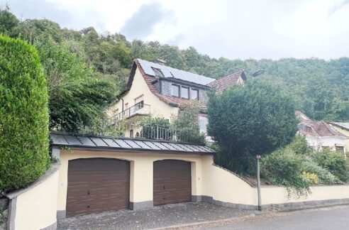 Hausansicht mit Garage