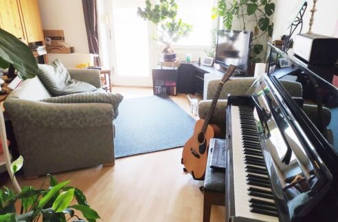 Wohnzimmer mit Möbeln