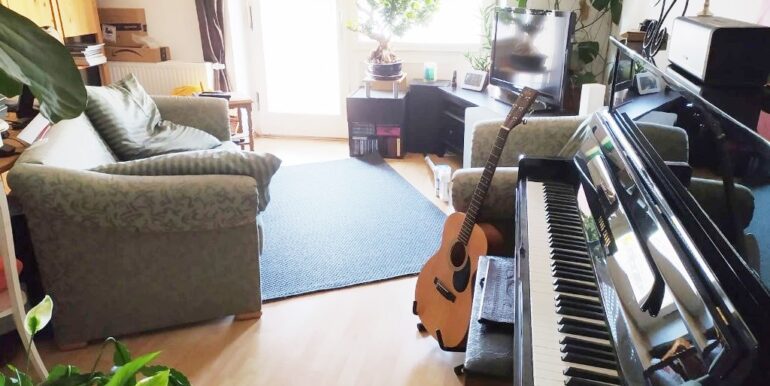 Wohnzimmer mit Möbeln